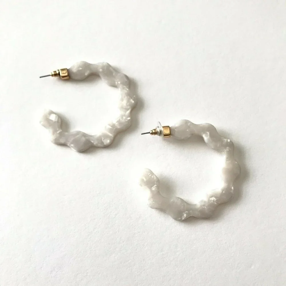 Shell‎ Resin Scalloped Hoop Earrings White